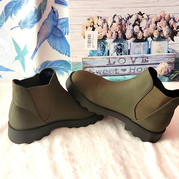 Shoes - New** Dark green Boots Aerosols 10.5 Womans